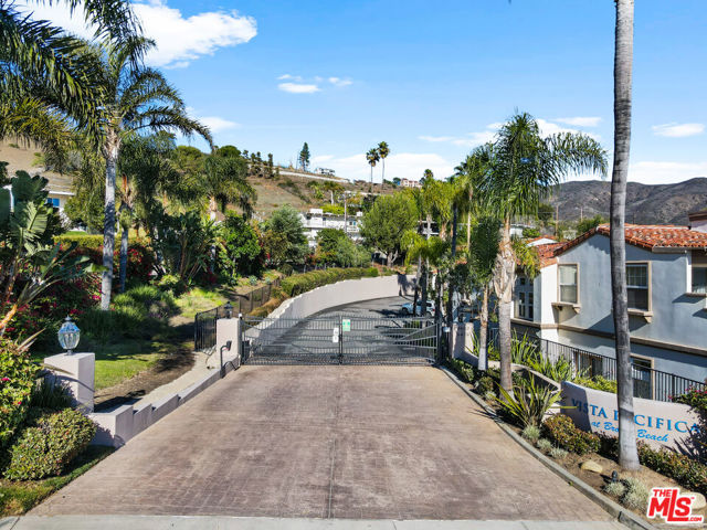 6412 Lunita Road, Malibu CA: https://media.crmls.org/mediaz/0ab8eed5-89fc-415c-ad8e-a745690776b0.jpg