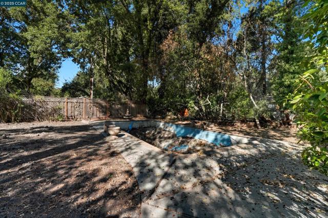 1016 Stone Valley Rd, Alamo CA: https://media.crmls.org/mediaz/0aba7a56-26e3-4eba-8fab-db09687a729a.jpg