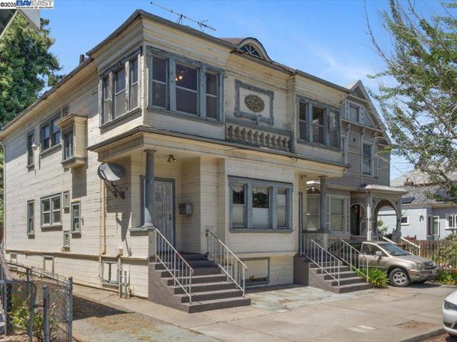 1013 Chestnut St, Oakland CA: https://media.crmls.org/mediaz/0abb54c8-6d51-4273-b6b6-f84fb0d72ef5.jpg