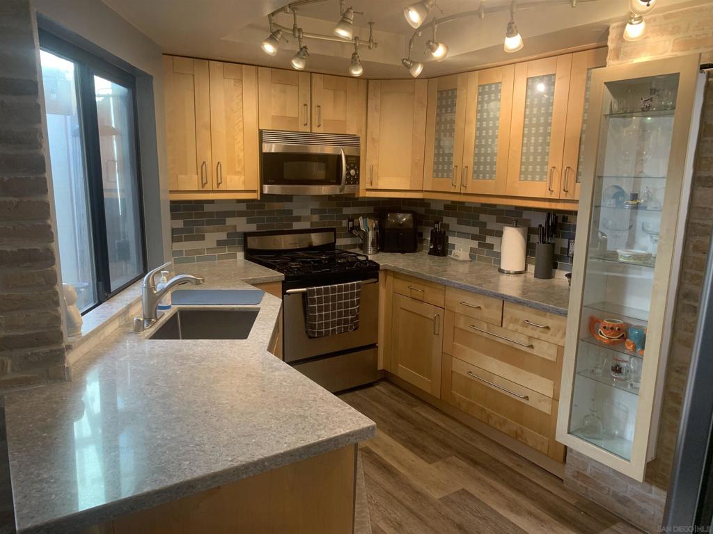 8365 Broadway #18