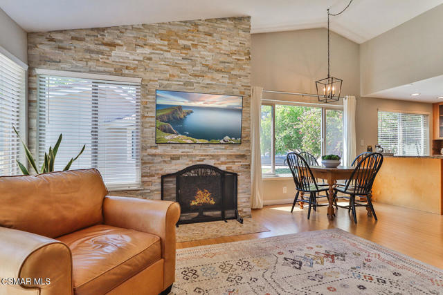 434 Vista Dorado Lane, Oak Park CA: https://media.crmls.org/mediaz/0abcb050-8dbb-4307-8e4b-82e1099d496a.jpg