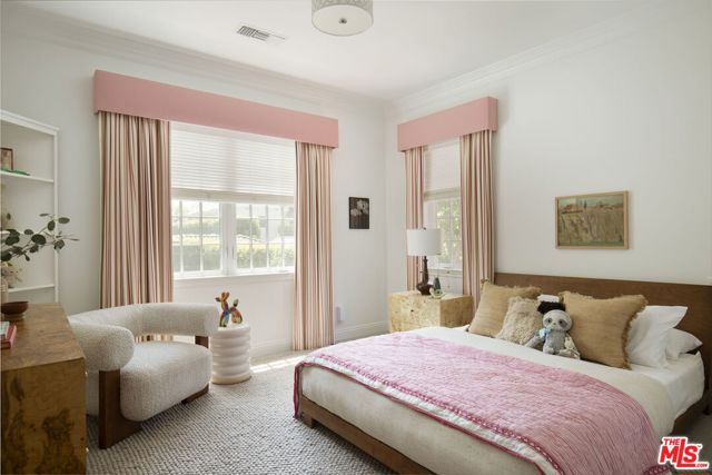 204 S Plymouth Boulevard, Los Angeles CA: https://media.crmls.org/mediaz/0abd1885-d962-4751-996f-a658d0d95635.jpg