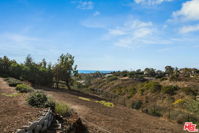 5761 Calpine Drive, Malibu CA: https://media.crmls.org/mediaz/0abd65d9-a3aa-441b-a5a9-875ee1d4db3f.jpg