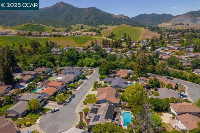 21 Mirango Ct, Clayton CA: https://media.crmls.org/mediaz/0abdabb8-5115-4b85-878f-81ced5c3687a.jpg