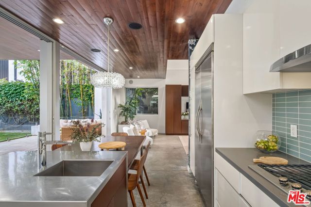 714 California Avenue, Venice CA: https://media.crmls.org/mediaz/0abee9cf-e82b-436d-91cd-02eec9c83915.jpg