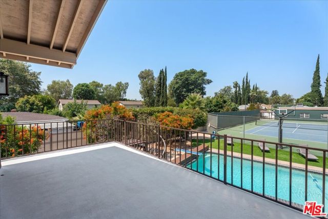 6443 Matilija Avenue, Van Nuys CA: https://media.crmls.org/mediaz/0ac10c11-39bf-4ea3-89a0-02d8796705ca.jpg