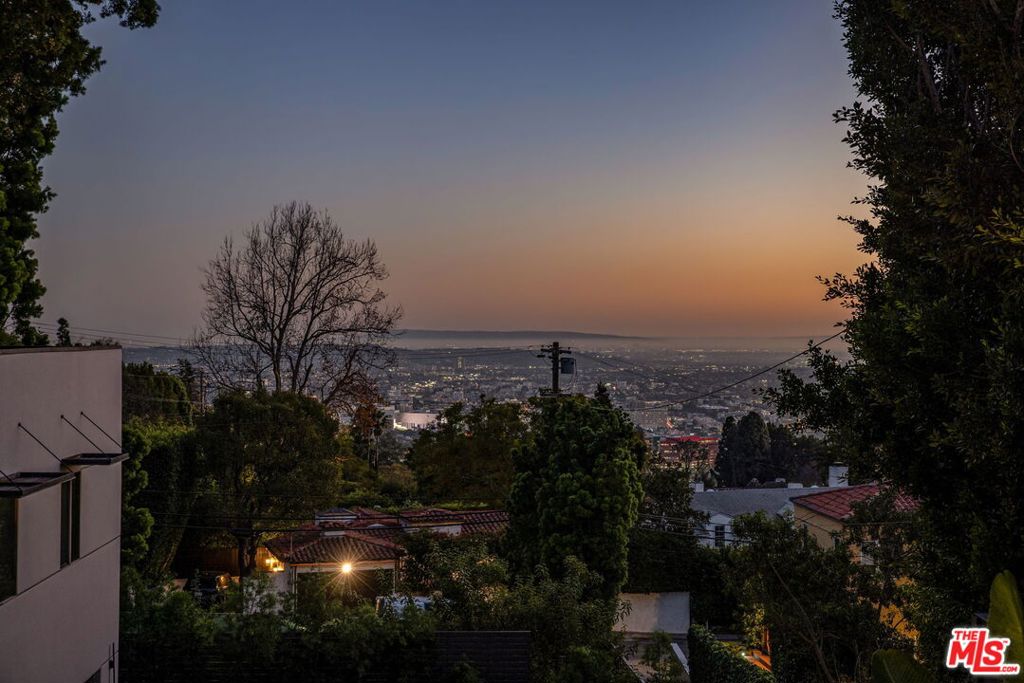 https://media.crmls.org/mediaz/0ac1217e-4235-42b3-8cf6-4b7713d18352.jpg?preset=X-Large