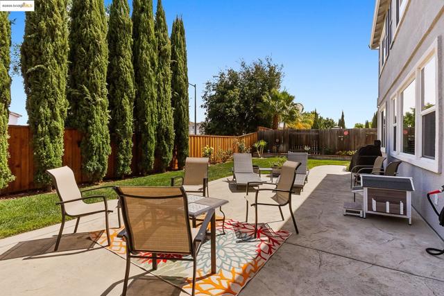150 Ridge Crest Ct, Oakley CA: https://media.crmls.org/mediaz/0ac15645-70ec-4466-ae92-3fe1e2eb945b.jpg