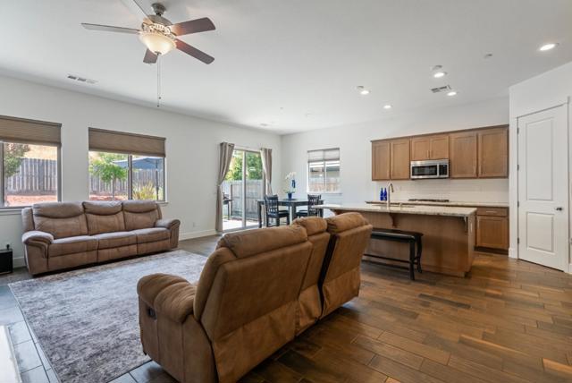 1621 Castlerock Drive, Hollister CA: https://media.crmls.org/mediaz/0ac1ab61-f412-4019-9e86-5f3366c259ea.jpg