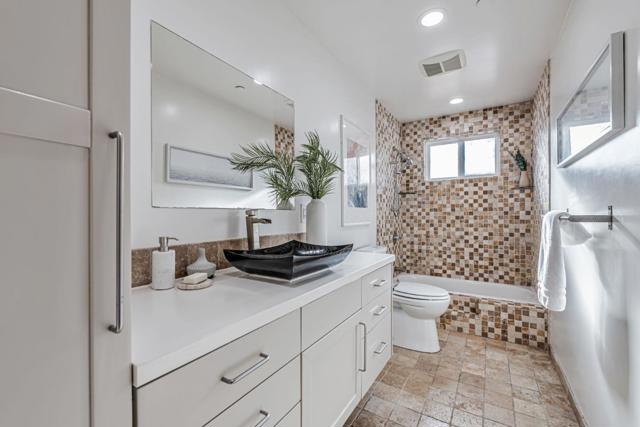 3704 Fair Oaks Avenue, Menlo Park CA: https://media.crmls.org/mediaz/0ac2108d-fd56-4c32-9d81-be4839400081.jpg
