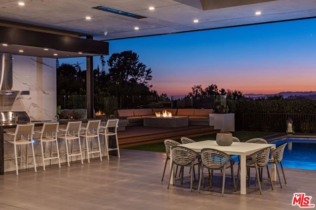 2002 LOMA VISTA Drive, Beverly Hills CA: https://media.crmls.org/mediaz/0ac244e6-51f3-45c0-b5a2-ba82910b3d1d.jpg