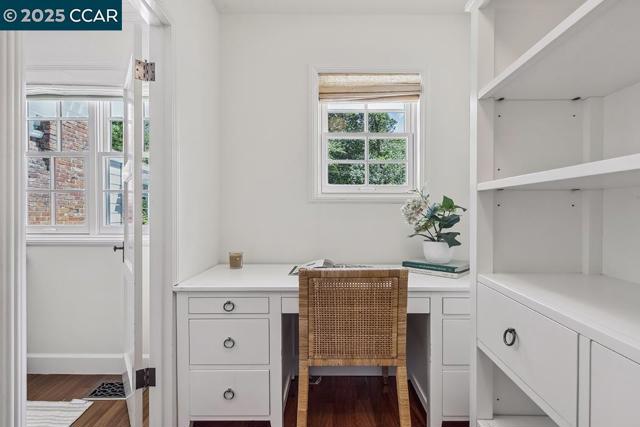 72 Davis Rd, Orinda CA: https://media.crmls.org/mediaz/0ac2f074-5f96-421d-ad97-343d0a98781c.jpg