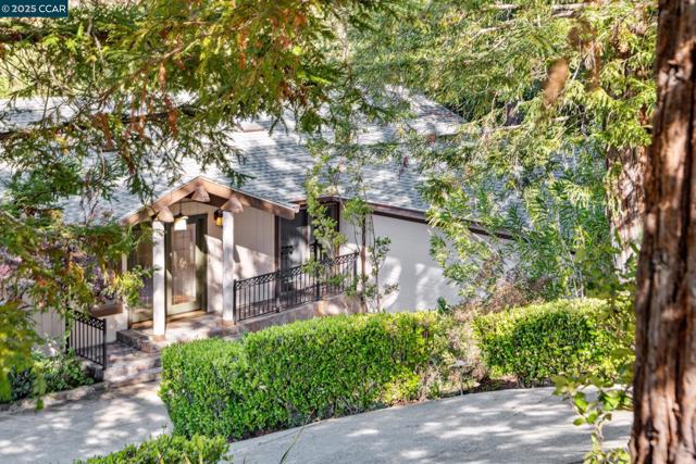 1149 Camino Vallecito, Lafayette CA: https://media.crmls.org/mediaz/0ac36027-8c7d-45ce-ba4a-df6d3727bb60.jpg