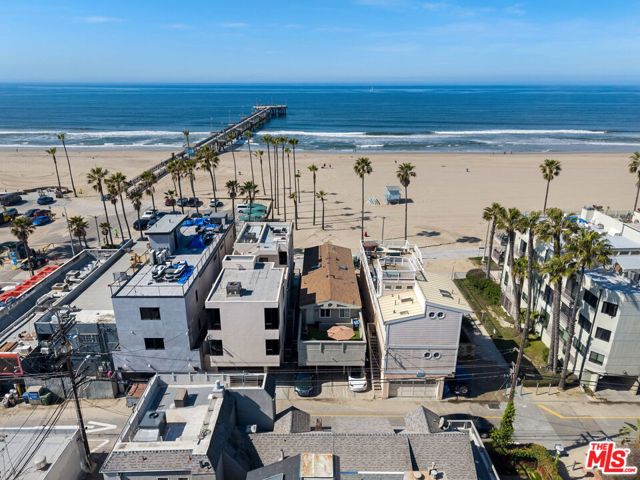 10 30th Avenue, Venice CA: https://media.crmls.org/mediaz/0ac54121-a59e-4ad9-a233-5d53ccc644d1.jpg