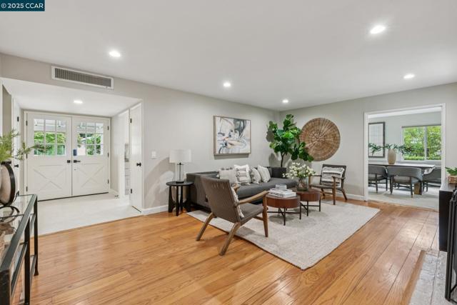 8 Southwaite Ct, Orinda CA: https://media.crmls.org/mediaz/0ac5cbf1-2fbb-4c86-9230-b3c35d590805.jpg