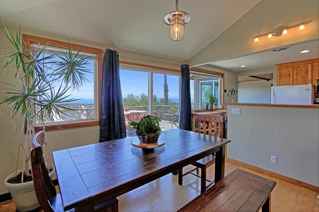 2108 Sunset Drive, Ventura CA: https://media.crmls.org/mediaz/0ac61f61-a3c1-4847-be0f-00ec1a422f1b.jpg