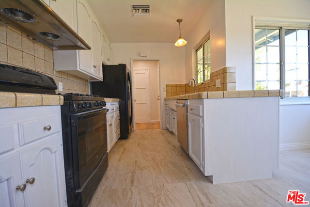 7061 Louise Avenue, Van Nuys CA: https://media.crmls.org/mediaz/0ac655e9-596a-4b53-a564-2cab29658c2f.jpg