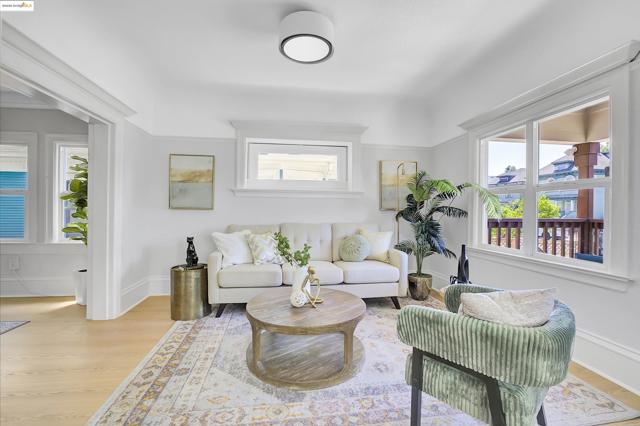 3034 Martin Luther King Jr Way, Oakland CA: https://media.crmls.org/mediaz/0ac736c9-3d64-49a4-8b99-5408513c0e43.jpg