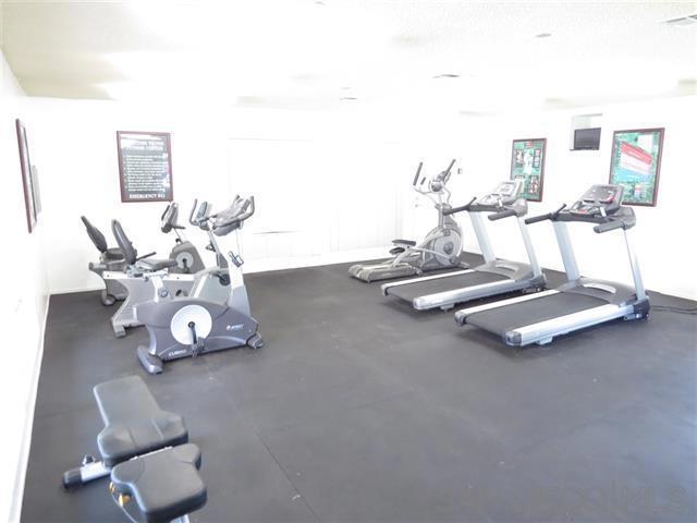 432 Edgehill Ln, Oceanside CA: https://media.crmls.org/mediaz/0ac77c1c-ce05-4b86-a615-53ae67a251ca.jpg