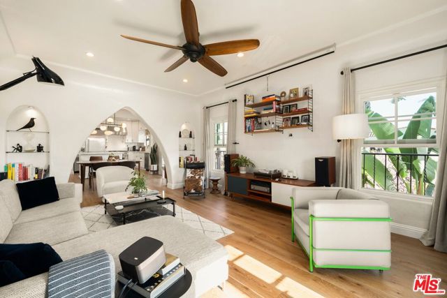500 N Genesee Avenue, Los Angeles CA: https://media.crmls.org/mediaz/0ac7b22c-2a6f-45cc-bccb-910ede6b89de.jpg