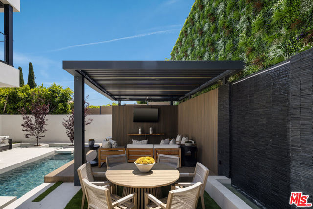 137 S Wetherly Drive, Beverly Hills CA: https://media.crmls.org/mediaz/0ac91e3a-5561-4bbc-828c-17472d8d5728.jpg