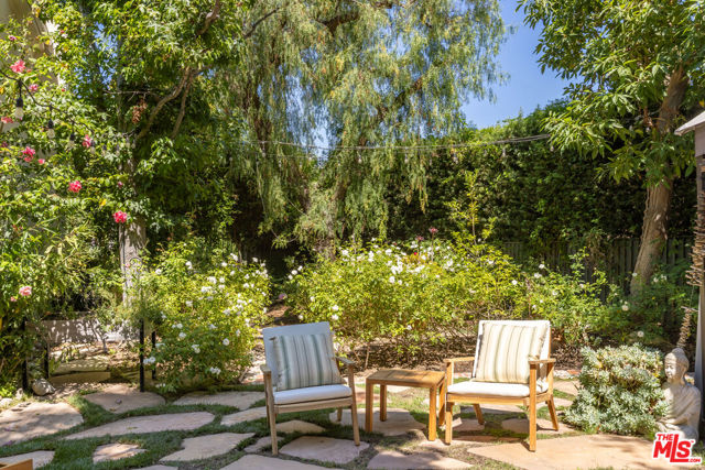 5985 Vista De La Luz, Woodland Hills CA: https://media.crmls.org/mediaz/0ac92c17-e911-41fd-96d0-8910d6466e9f.jpg