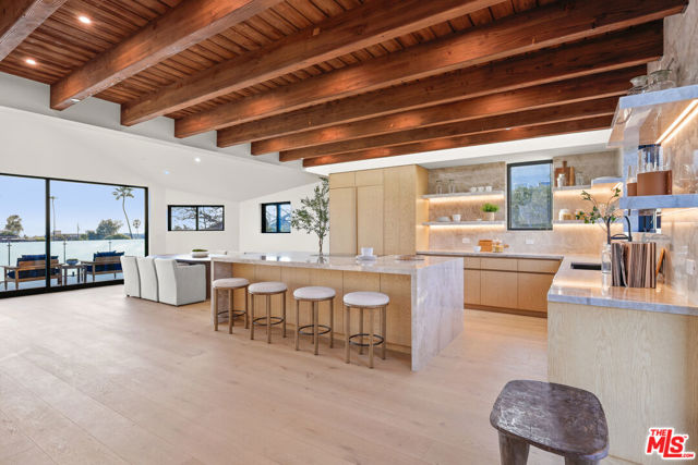 2530 Beverley Avenue, Santa Monica CA: https://media.crmls.org/mediaz/0aca35a3-2a97-4332-b574-1bbc362c0d5c.jpg