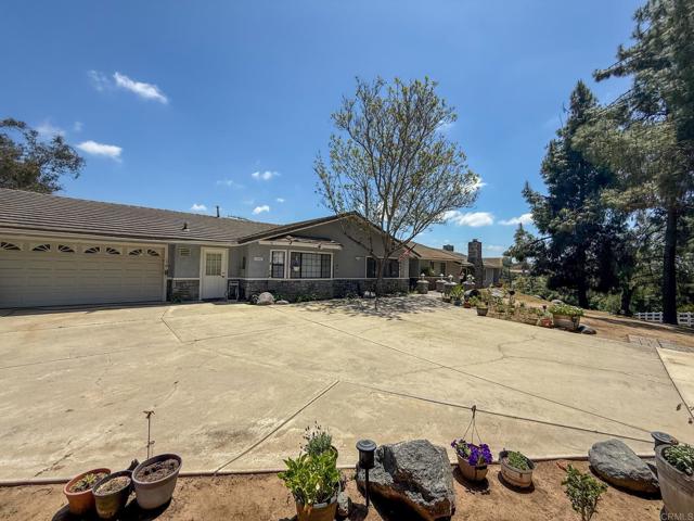 3048 Jason Road, Fallbrook CA: https://media.crmls.org/mediaz/0acb4852-8f2c-48ed-a99a-3d3b40257922.jpg