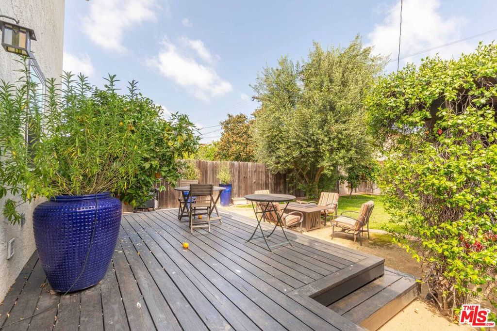 https://media.crmls.org/mediaz/0acb8696-3a84-4061-bd6c-fb433505f295.jpg?preset=X-Large
