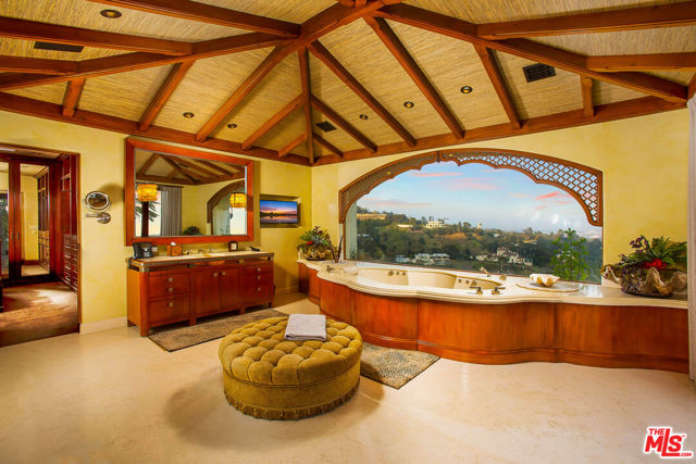 10066 Cielo Drive, Beverly Hills CA: https://media.crmls.org/mediaz/0acb8b79-6892-4dcd-9264-de76eca30183.jpg