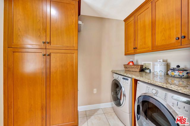 10257 Camarillo Street photo 16