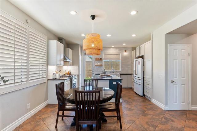 10-Dining to Kitchen