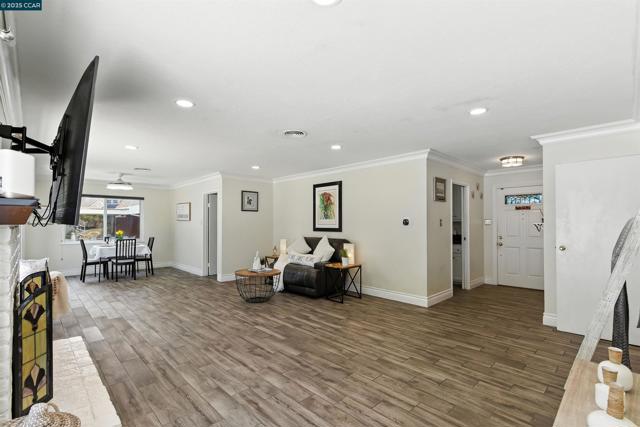 1201 Valle Vista Ave, Vallejo CA: https://media.crmls.org/mediaz/0acbd6c5-43e9-49ad-9694-1900cec39051.jpg