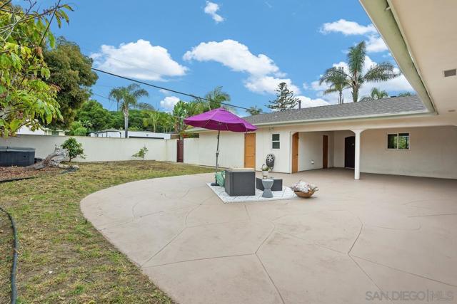 6307 Via Maria, La Jolla CA: https://media.crmls.org/mediaz/0acc9b03-0dd6-42c5-8870-362abfe07d6e.jpg