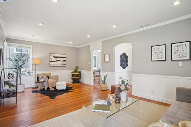 400 Paloma Ave, Pacifica CA: https://media.crmls.org/mediaz/0acccc19-e47b-4482-bf31-83bedd5a042d.jpg