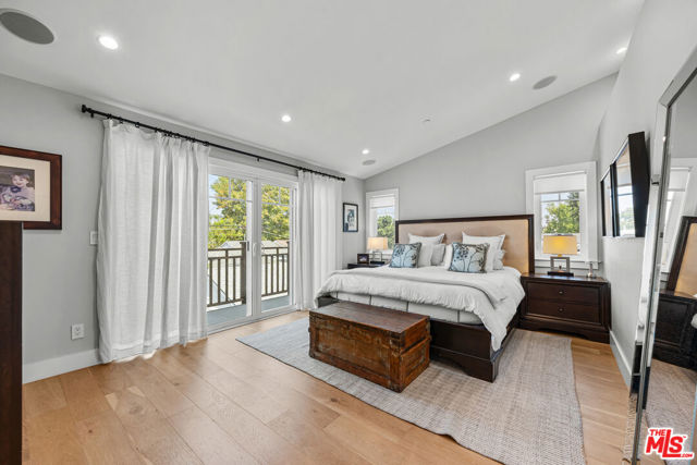 4943 Stern Avenue, Sherman Oaks CA: https://media.crmls.org/mediaz/0acce5e1-36e0-4ea9-9144-e8f9e68a9556.jpg