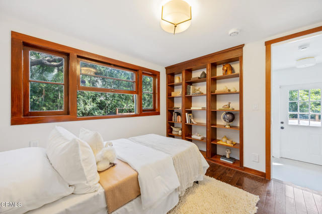 2116 Apex Avenue, Los Angeles CA: https://media.crmls.org/mediaz/0acd1b31-e3bd-4dbd-b747-32a33cdfcea6.jpg