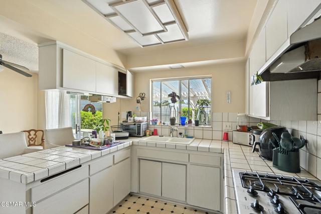 2049 Stanford Drive, Simi Valley CA: https://media.crmls.org/mediaz/0acdba5c-7109-4758-abb6-791060e7a9ef.jpg