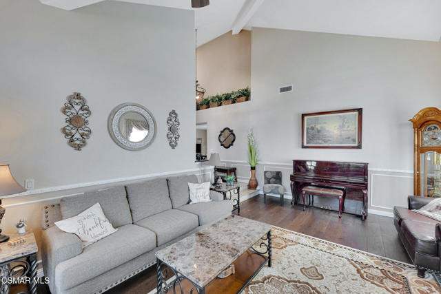 4542 Skidmore Court, Moorpark CA: https://media.crmls.org/mediaz/0acded1d-405d-42f1-be0c-089da6792664.jpg