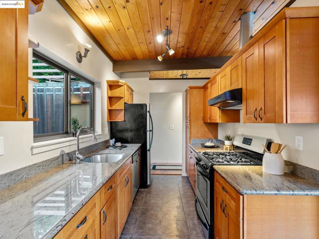 6866 Thornhill Dr, Oakland CA: https://media.crmls.org/mediaz/0ace34c0-2b47-4744-982f-dbc3a3768146.jpg