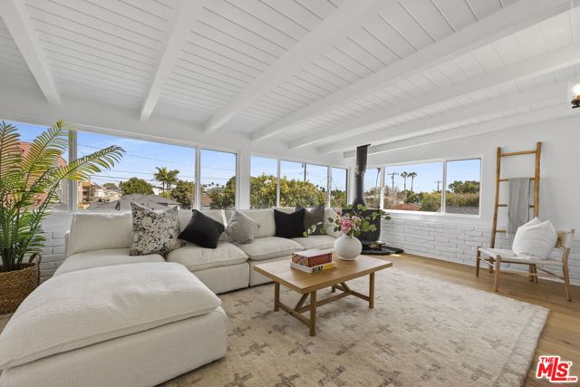 3908 Bentley Avenue, Culver City CA: https://media.crmls.org/mediaz/0ace52f2-dfa9-4a15-a792-afe6af3ab99f.jpg