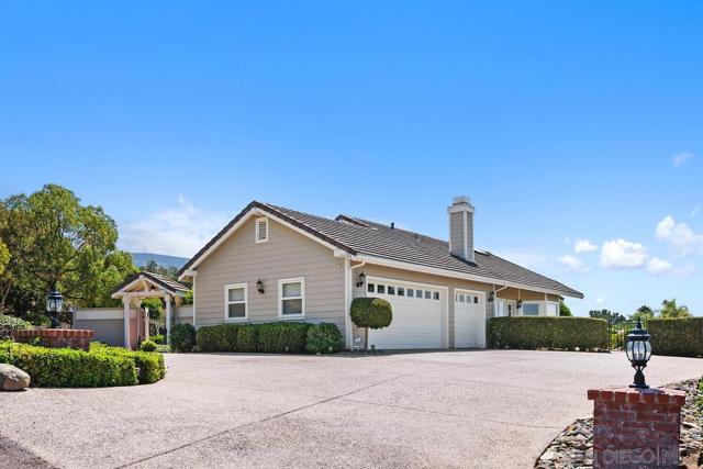 1324 Vista Colina Dr, San Marcos CA: https://media.crmls.org/mediaz/0acee1d9-5fda-45c0-b79d-b6192f9b2506.jpg