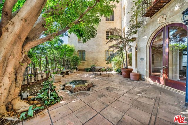 109 N Sycamore Avenue, Los Angeles CA: https://media.crmls.org/mediaz/0ad0600d-480e-41cf-bb24-f8cf562e27c5.jpg
