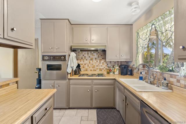 1007 Genie Ln, Cardiff by the Sea CA: https://media.crmls.org/mediaz/0ad12c6b-bf10-46a6-a7a6-bfec4d6c002e.jpg