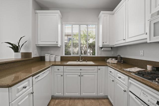 2641 Bellezza Dr, San Diego CA: https://media.crmls.org/mediaz/0ad16f1c-3f89-4b28-ab19-b3d7a14bde9d.jpg