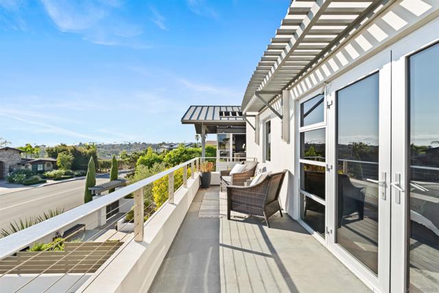 5259 Pacifica Dr, San Diego CA: https://media.crmls.org/mediaz/0ad288f8-9a5d-4453-97ae-fe36430bf097.jpg