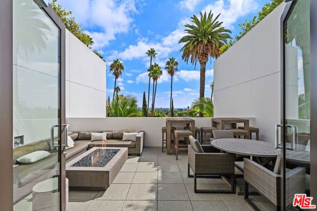 447 N Doheny Drive, Beverly Hills CA: https://media.crmls.org/mediaz/0ad46271-fe82-457e-b078-113deda533df.jpg