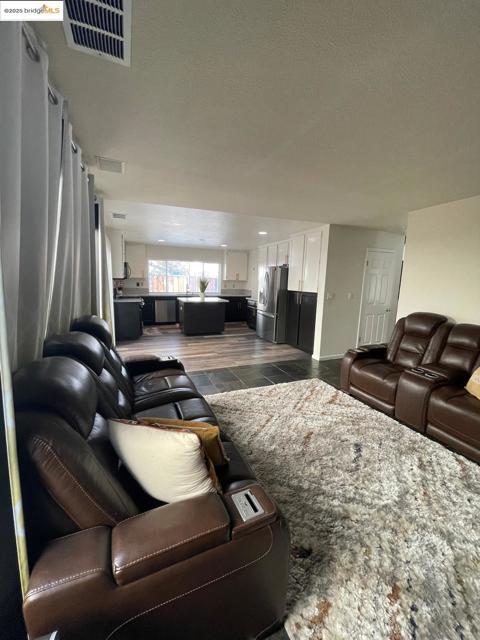 4529 Pronghorn Way, Antioch CA: https://media.crmls.org/mediaz/0ad6829d-7937-4b25-94ac-858bde9f0965.jpg