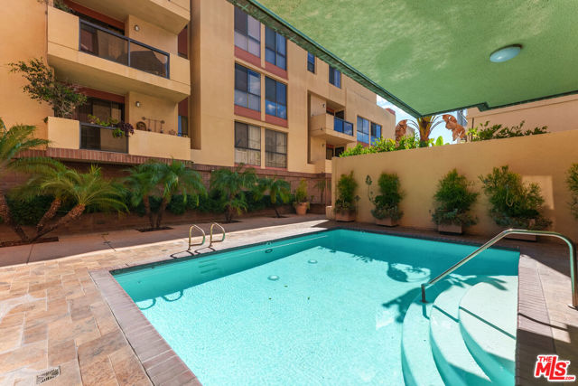 235 S Tower Drive, Beverly Hills CA: https://media.crmls.org/mediaz/0ad68faa-c7ad-439e-b874-2f7e57e72c27.jpg