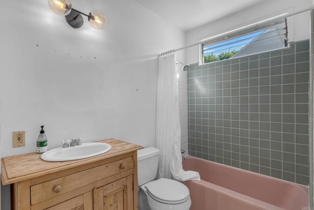 1715 Cedar St, Santa Monica CA: https://media.crmls.org/mediaz/0ad72b0b-efe4-4be8-8ad5-6ef6cd3c5d48.jpg